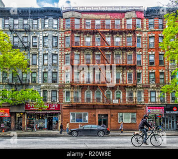 La città di New York, USA, maggio 2018, scena urbana nel XIV STREET, East Village, Manhattan Foto Stock