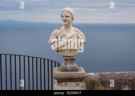 Famosa statua con vista sul Mar Mediterraneo o sulla terrazza dell'Infinito presso i giardini di Villa Cimbrone, Ravello, Italia. Fotografato al tramonto Foto Stock