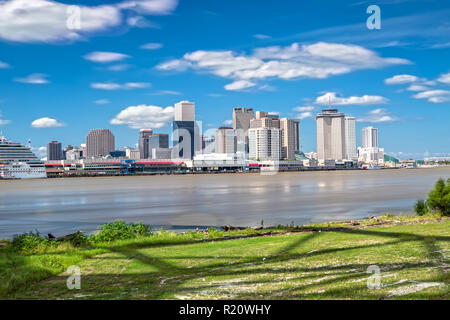 New Orleans Skyline dal Mississippi River Trail Foto Stock