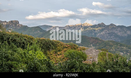 Vista sulle montagne dalla cripta presso i Giardini di Villa Cimbrone a Ravello sulla Costiera Amalfitana, Italia Foto Stock