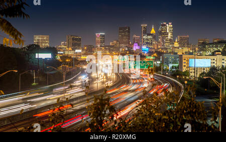 Downtown Atlanta Skyline da Pryor Strada notturna Foto Stock