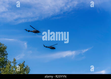 Il greco Air Force Bell Huey elicotteri volare. Esercito ellenica Aviation UH-1H Agusta-Bell AB-205A a Salonicco parata militare. Foto Stock