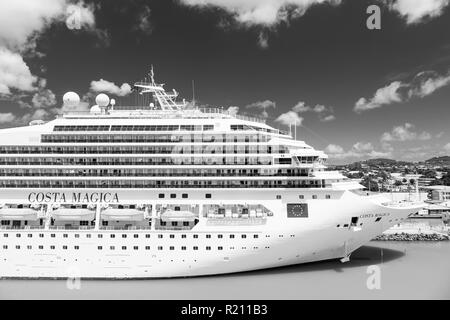 St Johns, Antigua - Marzo 05, 2016: nave da crociera Costa Magica ormeggiata nel porto di mare. Viaggi, vacanze e wanderlust luxury Foto Stock