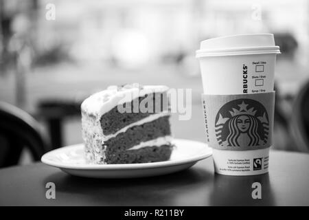 Parigi , France-September 27, 2017: un alto Starbucks Coffee in starbucks coffee shop con torta. Starbucks è il più grande del mondo coffee house con oltre 20.000 negozi in 61 paesi. Foto Stock