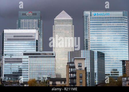 Una vista del centro finanziario di Canary Wharf a Londra. Dalla città aperta architettura Tamigi Tour East. Foto Data: Sabato, 10 novembre 2018. P Foto Stock