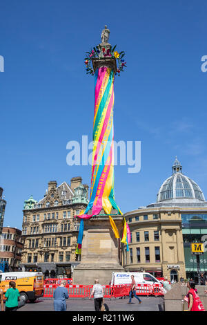 Newcastle upon Tyne/Inghilterra - 26 Giugno 2018: Newcastle monumento decorazioni lavoratori Maypole mostra Baltico Foto Stock