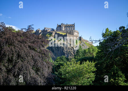 Edimburgo/SCOZIA - 11 Luglio 2014: il Castello di Edimburgo sulla giornata soleggiata con cielo blu Foto Stock