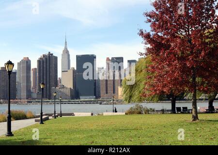 New York, NY, USA. 15th. Nov, 2018. Famosa in tutto il mondo art decor grattacielo Empire State building come si vede attraverso New York ad est del fiume dal gantry Plaza Foto Stock