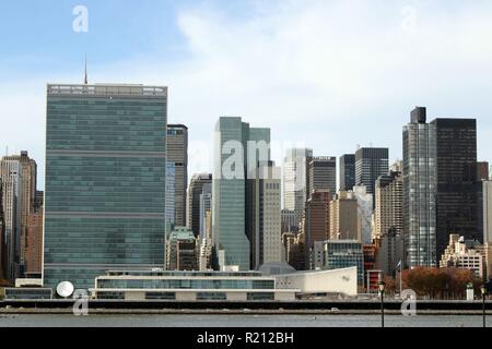 New York, NY, USA. 15th. Nov, 2018. La sede centrale delle Nazioni Unite come si vede attraverso New York ad est del fiume dal gantry Plaza del parco statale in lunghi Islan Foto Stock