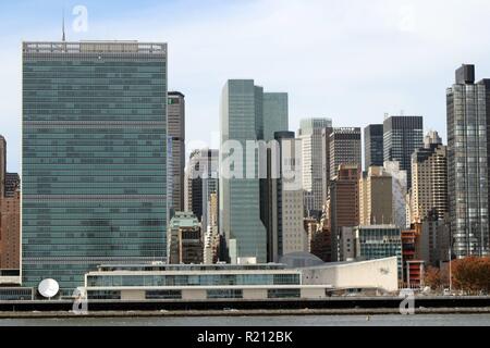 New York, NY, USA. 15th. Nov, 2018. La sede centrale delle Nazioni Unite come si vede attraverso New York ad est del fiume dal gantry Plaza del parco statale in lunghi Islan Foto Stock