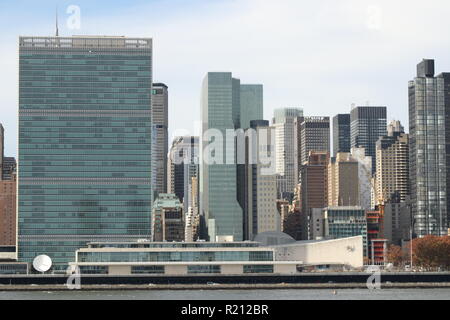 New York, NY, USA. 15th. Nov, 2018. La sede centrale delle Nazioni Unite come si vede attraverso New York ad est del fiume dal gantry Plaza del parco statale in lunghi Islan Foto Stock