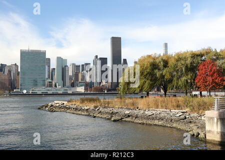 New York, NY, USA. 15th. Nov, 2018. La sede centrale delle Nazioni Unite come si vede attraverso New York ad est del fiume dal gantry Plaza del parco statale in lunghi Islan Foto Stock