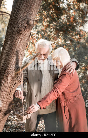 Bella gioiosa paio di pensionati avente una data Foto Stock