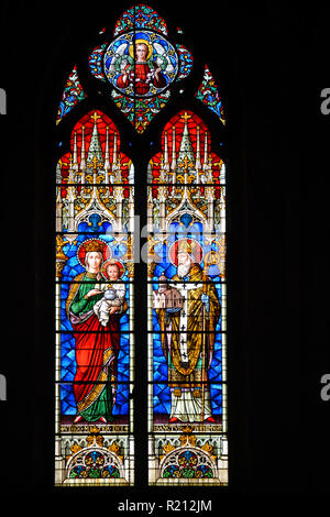 Le finestre di vetro macchiate di Maria Vergine & Saint Trophime nella chiesa di Saint Trophime Arles Provence Francia Foto Stock