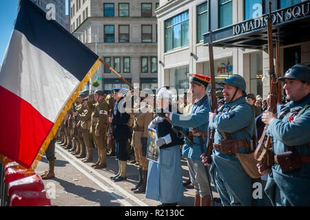 I membri del gruppo di rievocazione storica, la costa Est Doughboys, sulla Fifth Avenue a New York per i veterani parata del giorno di Domenica, 11 novembre 2018. Originariamente sa come il giorno dell'Armistizio, quest'anno la vacanza commemora il centesimo anniversario della fine della Seconda guerra mondiale I. sull'undicesima ora dell'undicesimo giorno dell'undicesimo mese le armi hanno taciuto nel 1918 segna la fine della Prima Guerra Mondiale. La vacanza è stata ampliata per includere tutti i soldati americani di tutte le guerre. (Â© Richard B. Levine) Foto Stock