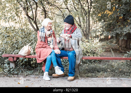 Gioiosa coppia positiva avente un piccolo picnic Foto Stock