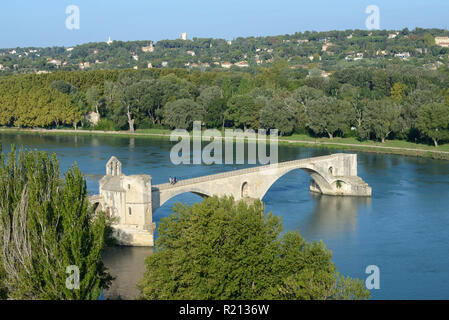 Vista aerea o High-Angle vista sul Pont Saint-Bénézet o Pont d'Avignon, il caratteristico ponte che attraversa il fiume Rodano in Avignon Provence Francia Foto Stock