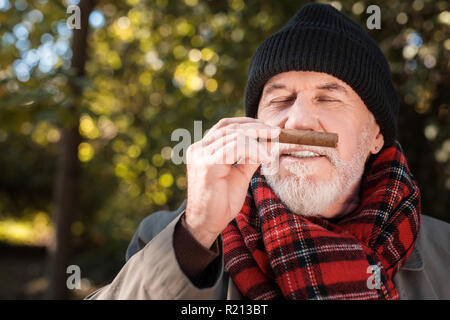 Gioiosa Nizza uomo godendo l'odore di sigaro Foto Stock