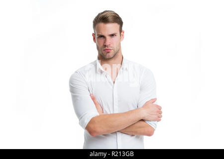 Giovani e fiducioso. L'uomo ben curato bianco maglietta elegante isolato sullo sfondo bianco. Macho fiducioso pronto il lavoro in ufficio. Ragazzo lavoratore di ufficio bello tiene le mani incrociate. Lavoratore di ufficio aspetto. Foto Stock