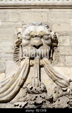 Testa di leone scultura barocca e la facciata dell'Hôtel des Monnaies (1619) Town House o Mansion Avignon Provence Francia Foto Stock