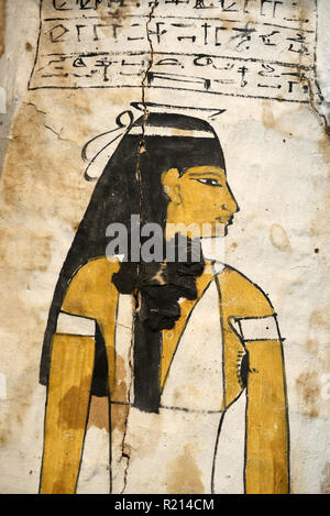 Sarcofago egiziano con dipinto ritratto di donna egiziana o Principessa di Djed-Mout-Ioues-Ankh XXI dinastia di Antico Egitto Foto Stock