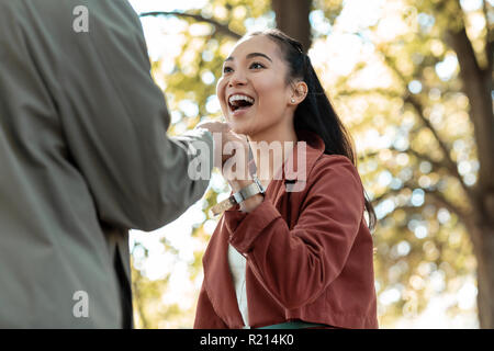 Incentrato sulla fotografia di mano maschio che tiene la sua ragazza Foto Stock