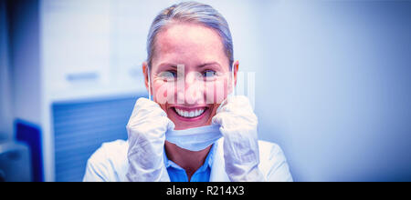Ritratto di donna sorridente dentista Foto Stock