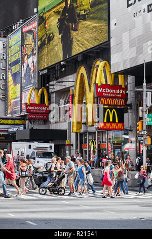 La città di New York, Stati Uniti d'America - 29 Giugno 2018: attraversamento pedonale a sempre occupato e affollata Times Square. Foto Stock