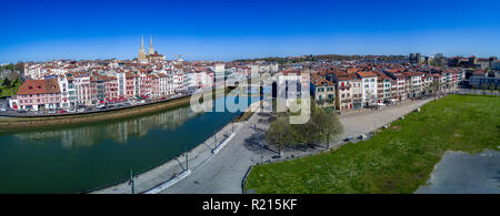 Panoramica aerea di Bayonne Francia nel Paese Basco di una cattedrale gotica medievale di case colorate e ponti, le mura della città e fortezza di Foto Stock