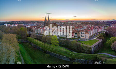 Panoramica aerea di Bayonne Francia nel Paese Basco di una cattedrale gotica medievale di case colorate e ponti, le mura della città e fortezza di Foto Stock