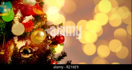 Immagine composita sfocati di albero di natale luci e camino Foto Stock