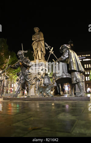 La statua di Rembrandt di notte su piazza Rembrandt (Rembrandtplein) si trova sulla piazza principale nel centro di Amsterdam, Paesi Bassi, chiamato dopo l'artista Rembrandt. Nella parte anteriore sono sculture della guardia notturna - il suo più celebre dipinto. Foto Stock