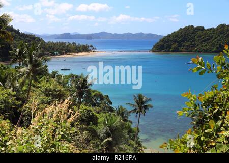 Paradise beach paesaggio - Las Cabanas spiaggia di El Nido, isola di Palawan nelle Filippine. Foto Stock