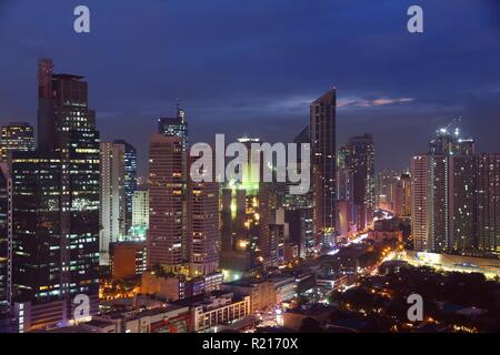 Makati City skyline di notte a Manila nelle Filippine. Edifici per uffici. Foto Stock