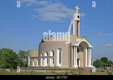 Donji Stroj, Montenegro - Aprile 18, 2011: Nuova albanese chiesa cattolica in Donji Stroj, Montenegro. Foto Stock