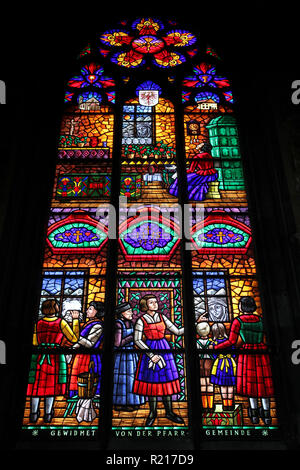 Vienna, Austria - colorata in vetro colorato in Votivkirche (Chiesa Votiva). Foto Stock