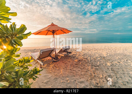 Romantica spiaggia scena, due sedie a sdraio e sunny beach l'umore. Esotica destinazione di viaggio e il concetto di vacanza Foto Stock