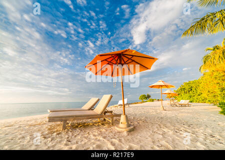 Romantica spiaggia scena, due sedie a sdraio e sunny beach l'umore. Esotica destinazione di viaggio e il concetto di vacanza Foto Stock