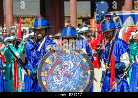 "Cambio della guardia rievocazione storica" presso il Palazzo Gyeongbokgung in Seoul provvisti di luminosi colorati costumi tradizionali e weaponary. Foto Stock