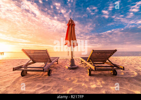 Romantica spiaggia scena, due sedie a sdraio e sunny beach l'umore. Esotica destinazione di viaggio e il concetto di vacanza Foto Stock