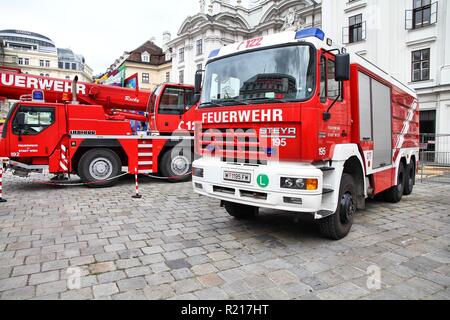 VIENNA - 8 settembre: veicoli antincendio l 8 settembre 2011 a Vienna. Il 9-11 settembre 2011 Feuerwehrfest (Fire Fighters Festival) ha avuto luogo Foto Stock