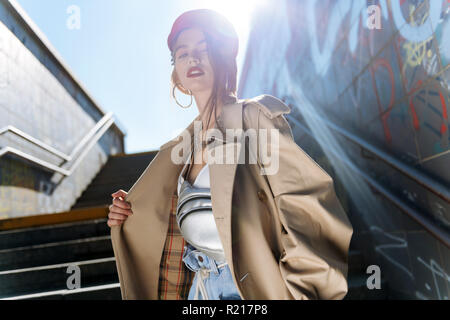 Foto di Moda modello in posa luminose berretto rosso con labbra rosse Foto Stock