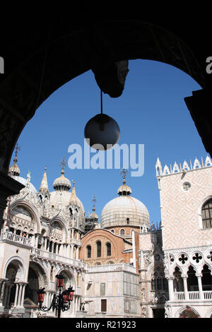 La Basilica di San Marco - chiesa cattedrale di Venezia, Italia. Famoso punto di riferimento costruito in epoca bizantina e gotico. UNESCO - Sito Patrimonio dell'umanità. Foto Stock