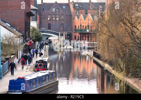 BIRMINGHAM, Regno Unito - 19 Aprile 2013: la gente visita Gas Street Basin in Birmingham, UK. Birmingham è la seconda più popolosa città britannica. Essa è ricca di waterw Foto Stock