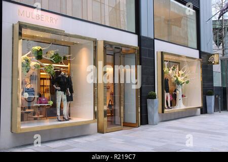 MANCHESTER, Regno Unito - 22 Aprile 2013: Mulberry moda e borsetta store a Manchester, UK. Mulberry è una società inglese con 122 negozi in più coun Foto Stock