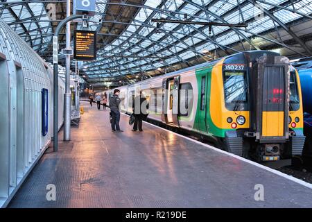 LIVERPOOL, Regno Unito - 20 Aprile 2013: scheda Persone London Midland in treno in Liverpool Lime Street Station, UK. Essa è parte del gruppo Go-Ahead, international tr Foto Stock