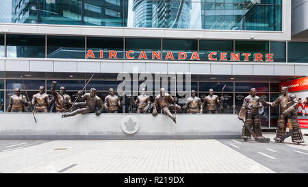 Statue di Toronto Maple Leafs giocatori di hockey su ghiaccio nella foto al di fuori della Air Canada Centre. Il centro è stato in seguito rinominato il Scotiabank Arena. Foto Stock