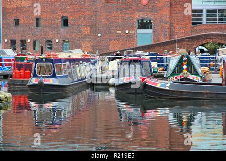 BIRMINGHAM, Regno Unito - 24 Aprile 2013: Narrowboats ormeggiato a Gas Street Basin in Birmingham, UK. Birmingham è la seconda più popolosa città britannica. Esso ha ri Foto Stock