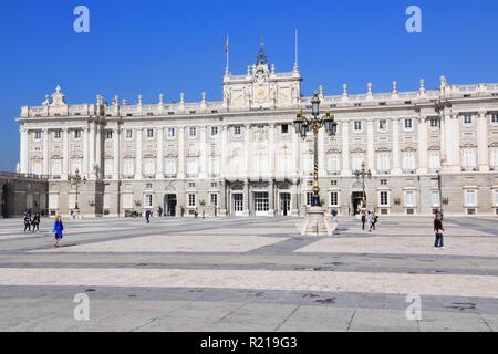 MADRID, Spagna - 22 ottobre 2012: la gente visita il Palazzo Reale di Madrid. Madrid è un popolare Turismo destinazioni con 3,9 milioni stimati visi annuale Foto Stock