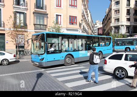 MADRID, Spagna - 22 ottobre 2012: la gente ride di autobus della città di Madrid. EMT è Madrid bus principale operatore. Esso utilizza la flotta di più di 2000 autobus e serve Foto Stock